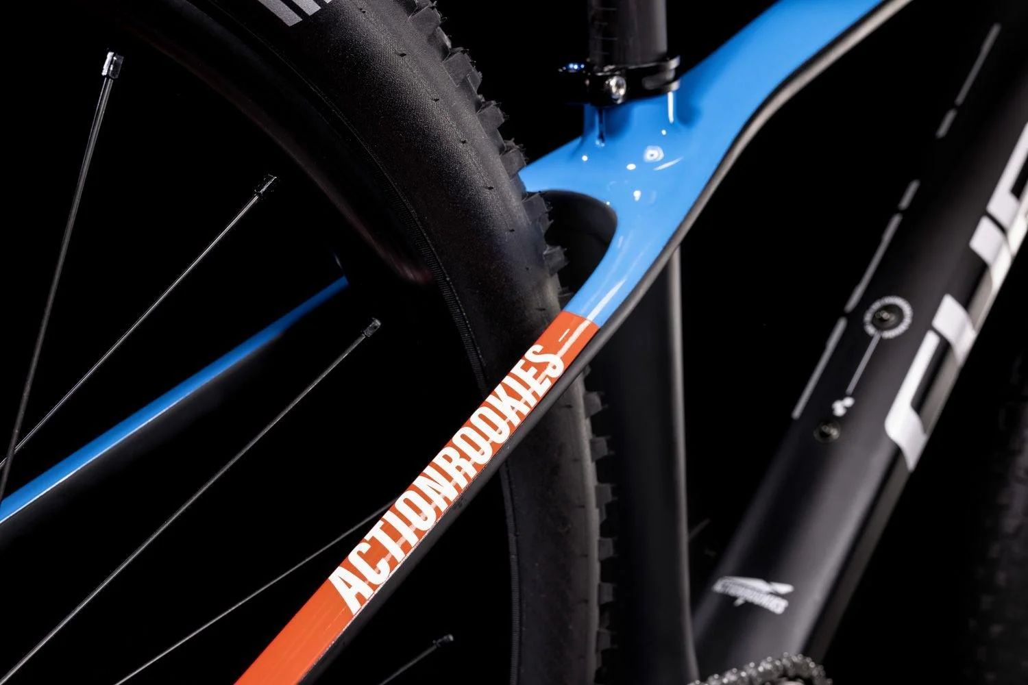 Cube Elite 240 C:62 SL carbon´n´blue´n´red 24" - Image 4